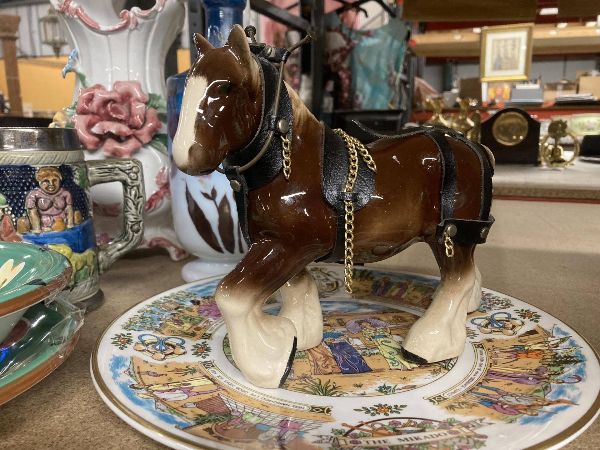 A MIXED LOT OF CERAMICS TO INCLUDE SHIRE HORSE, PAINTED GLASS VASE, HABITAT PIG BOWL ETC - Image 2 of 6