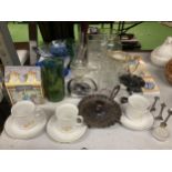 A MIXED LOT OF GLASS FLOWER VASES AND FURTHER ITEMS, COLOURED GLASS ETC
