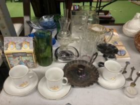 A MIXED LOT OF GLASS FLOWER VASES AND FURTHER ITEMS, COLOURED GLASS ETC