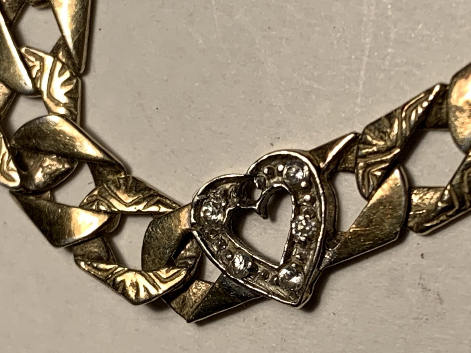 A HEAVY SILVER GILT, STAMPED 925 CURB LINK BRACELET WITH MUM AND TWO HEARTS IN CLEAR STONES - Bild 3 aus 4