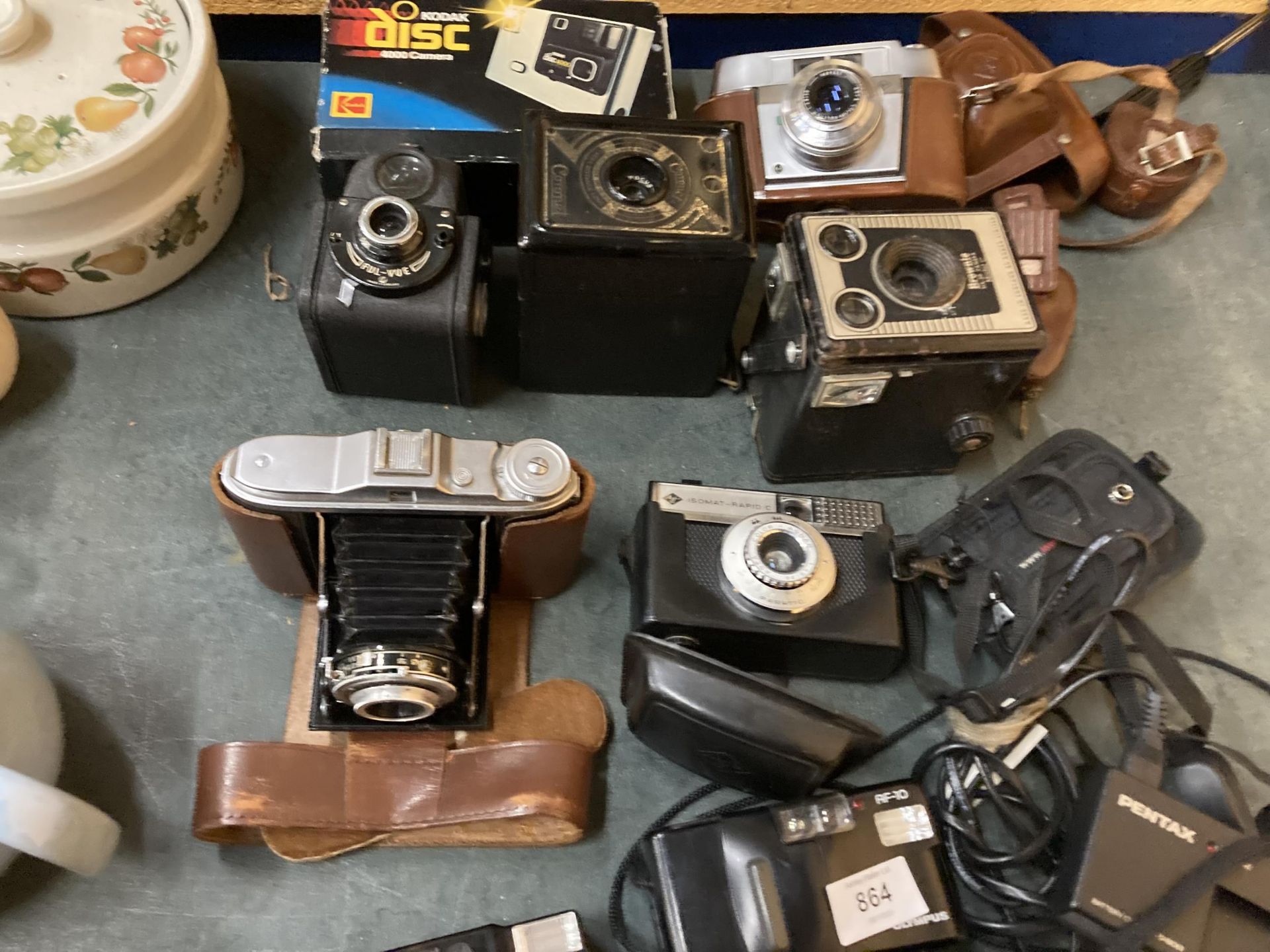 A COLLECTION OF VINTAGE CAMERAS TO INCLUDE CORONET, BROWNIE MODEL C, A BELLOWS CAMERA, MINOLTA, - Bild 3 aus 4