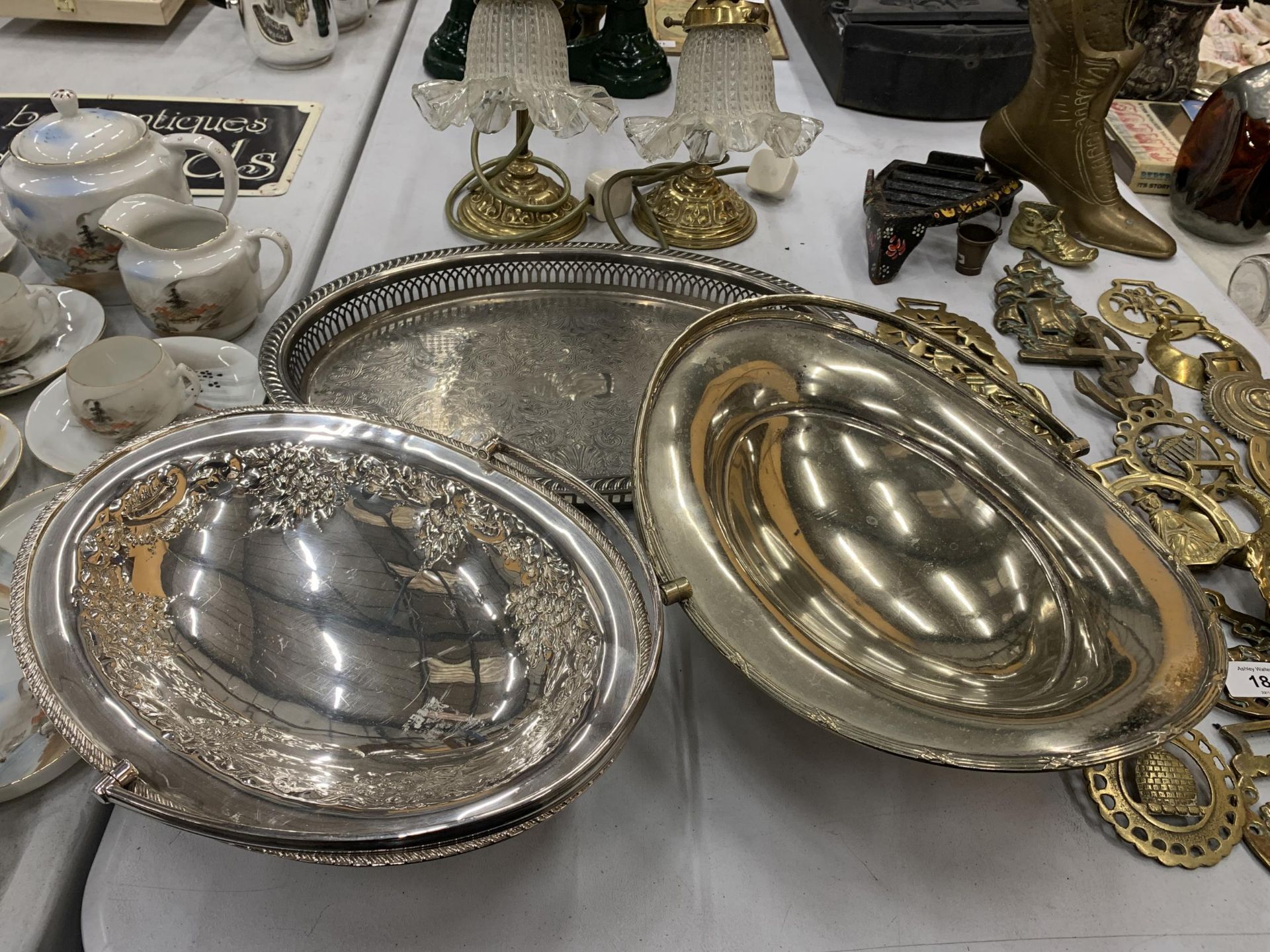 THREE ITEMS OF SILVER PLATE TO INCLUDE A GALLERIED TRAY AND TWO BASKET HANDLED FOOTED BOWLS