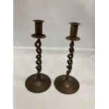 A PAIR OF BRONZE CANDLESTICKS WITH TWISTED STEMS, HEIGHT 27CM