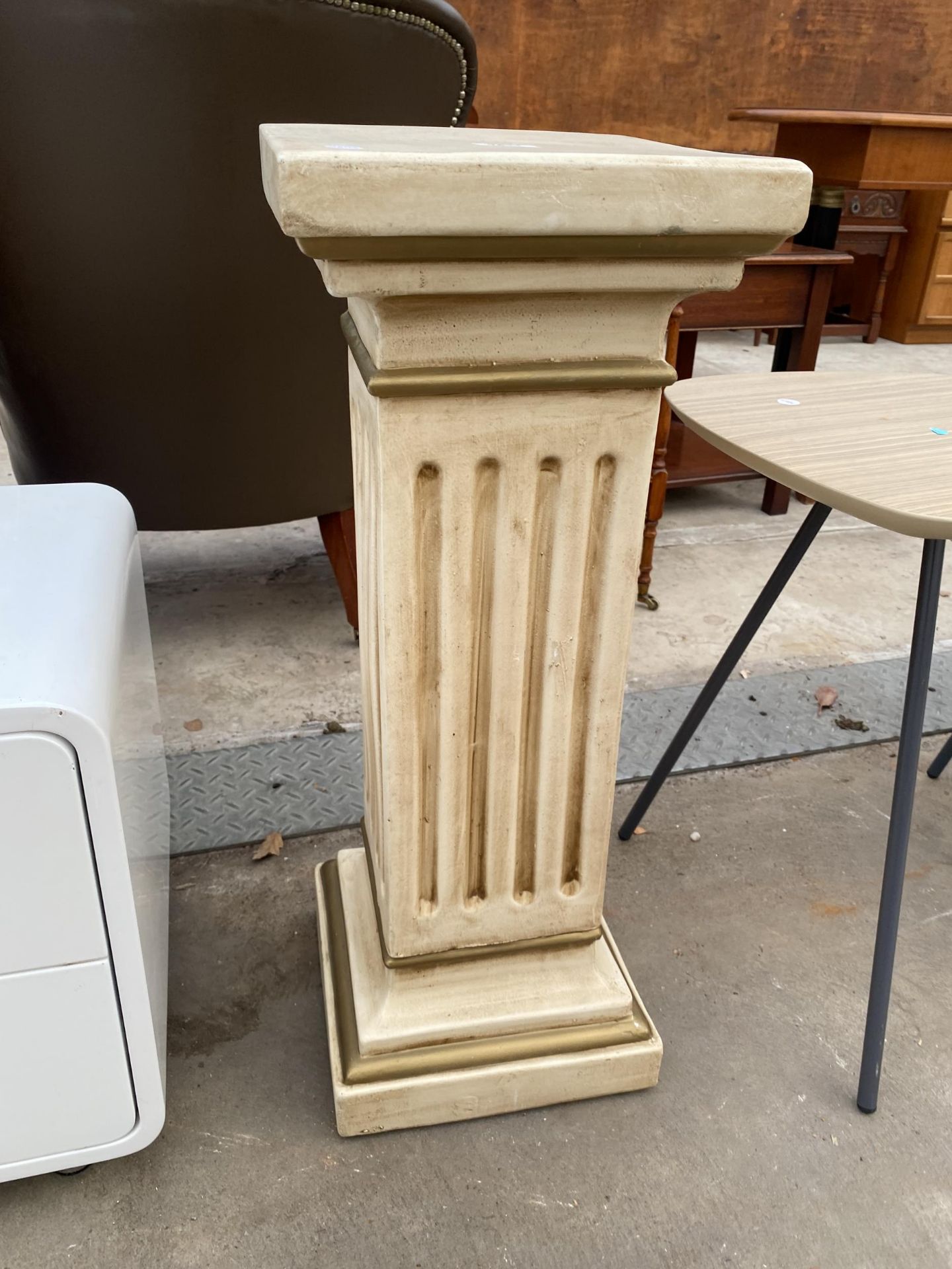 A CERAMIC CORINTHIAN STYLE PEDESTAL - Bild 2 aus 2