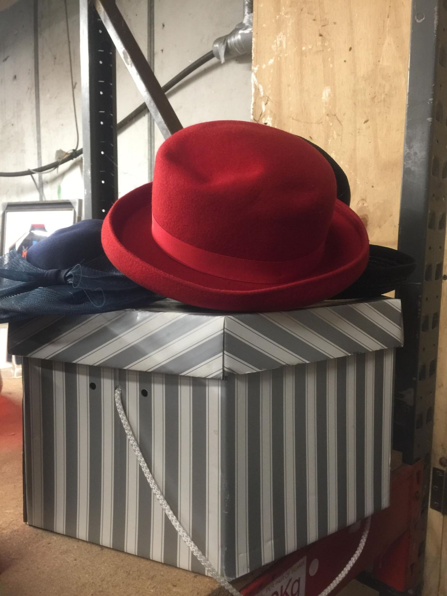 A GROUP OF VINTAGE HATS AND HAT BOX