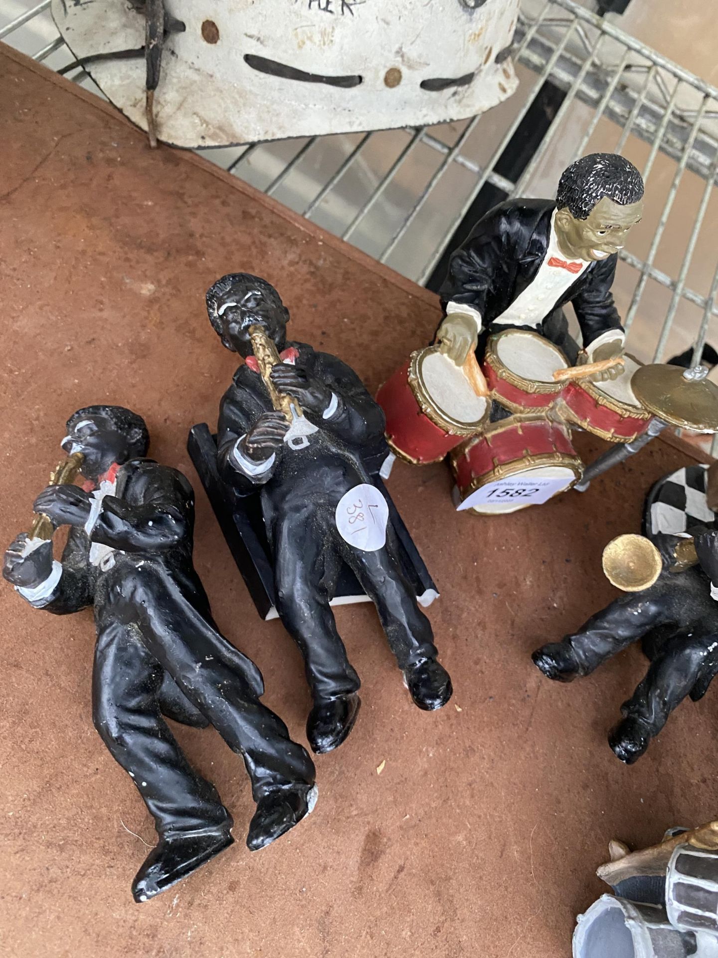 A SET OF SEVEN VINTAGE RESIN JAZZ BAND PLAYER FIGURES - Image 3 of 4