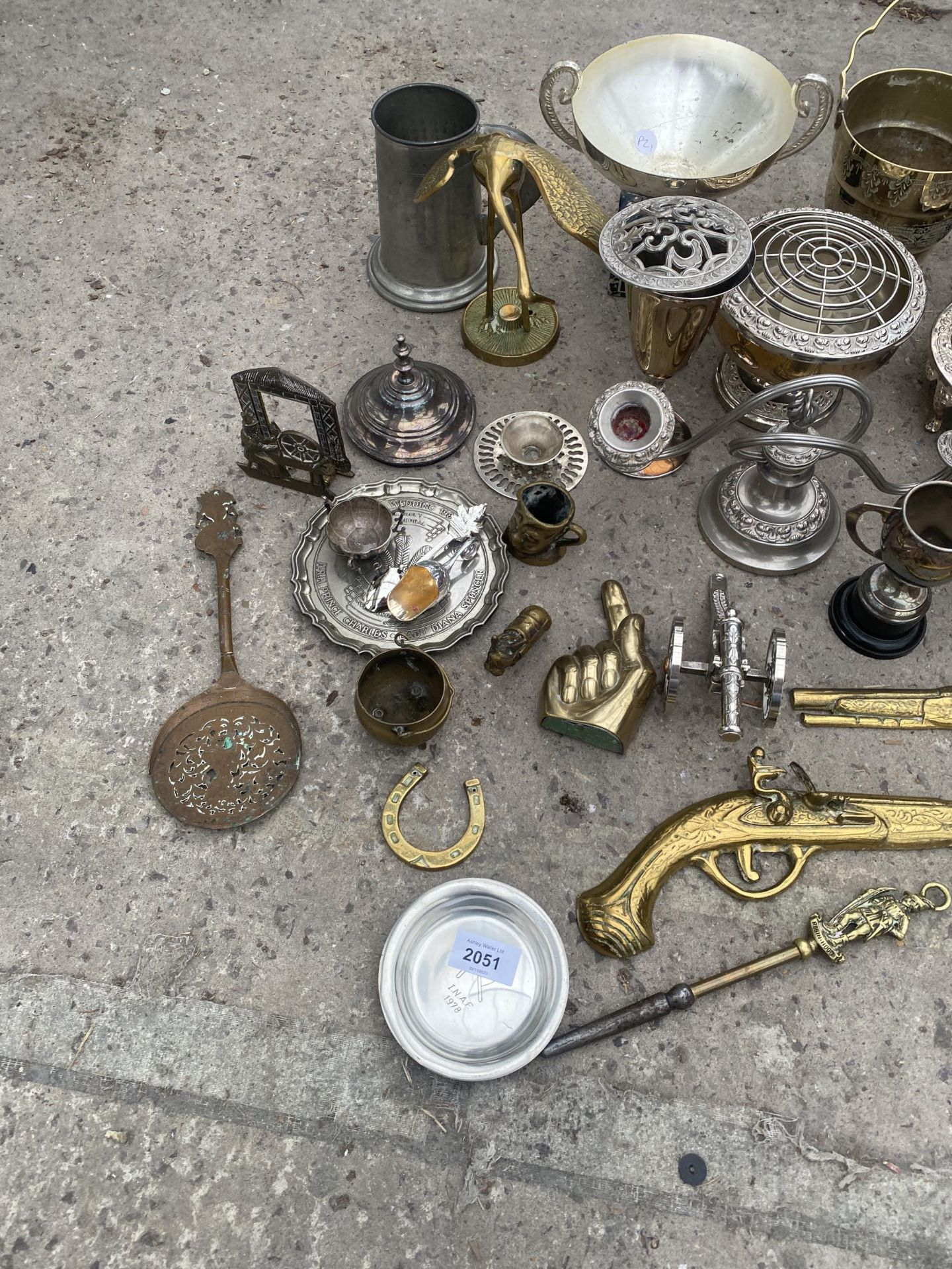 AN ASSORTMENT OF METAL WARE ITEMS TO INCLUDE A BRASS DUCK, TROPHIES AND CANDLESTICKS ETC - Image 2 of 4