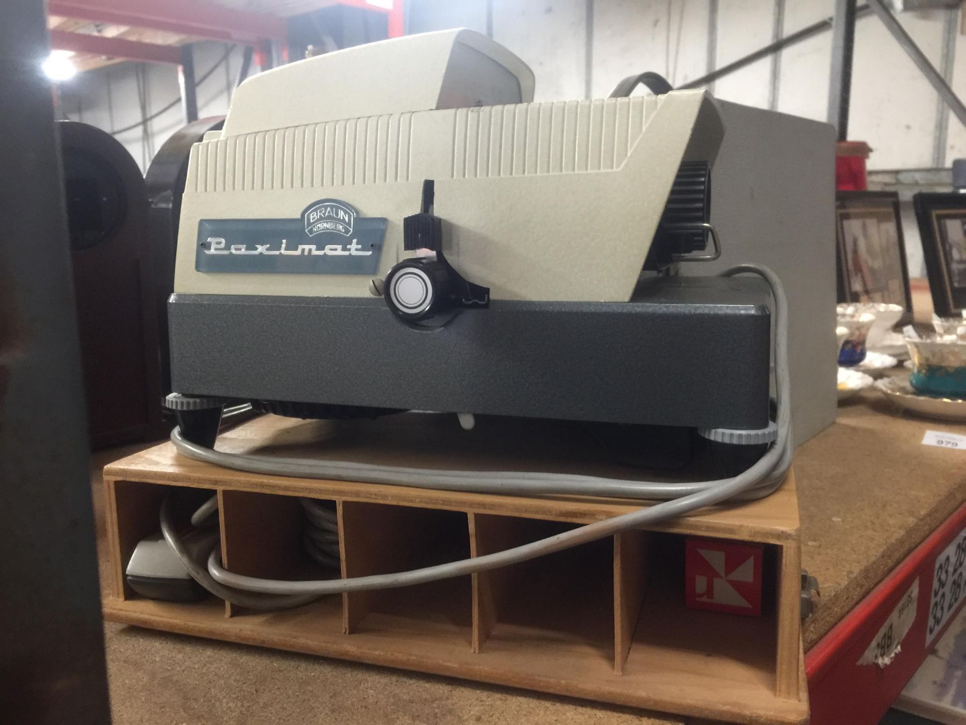 A MAXIMAT N12 ELECTRIC PROJECTOR WITH CASE - Image 4 of 4