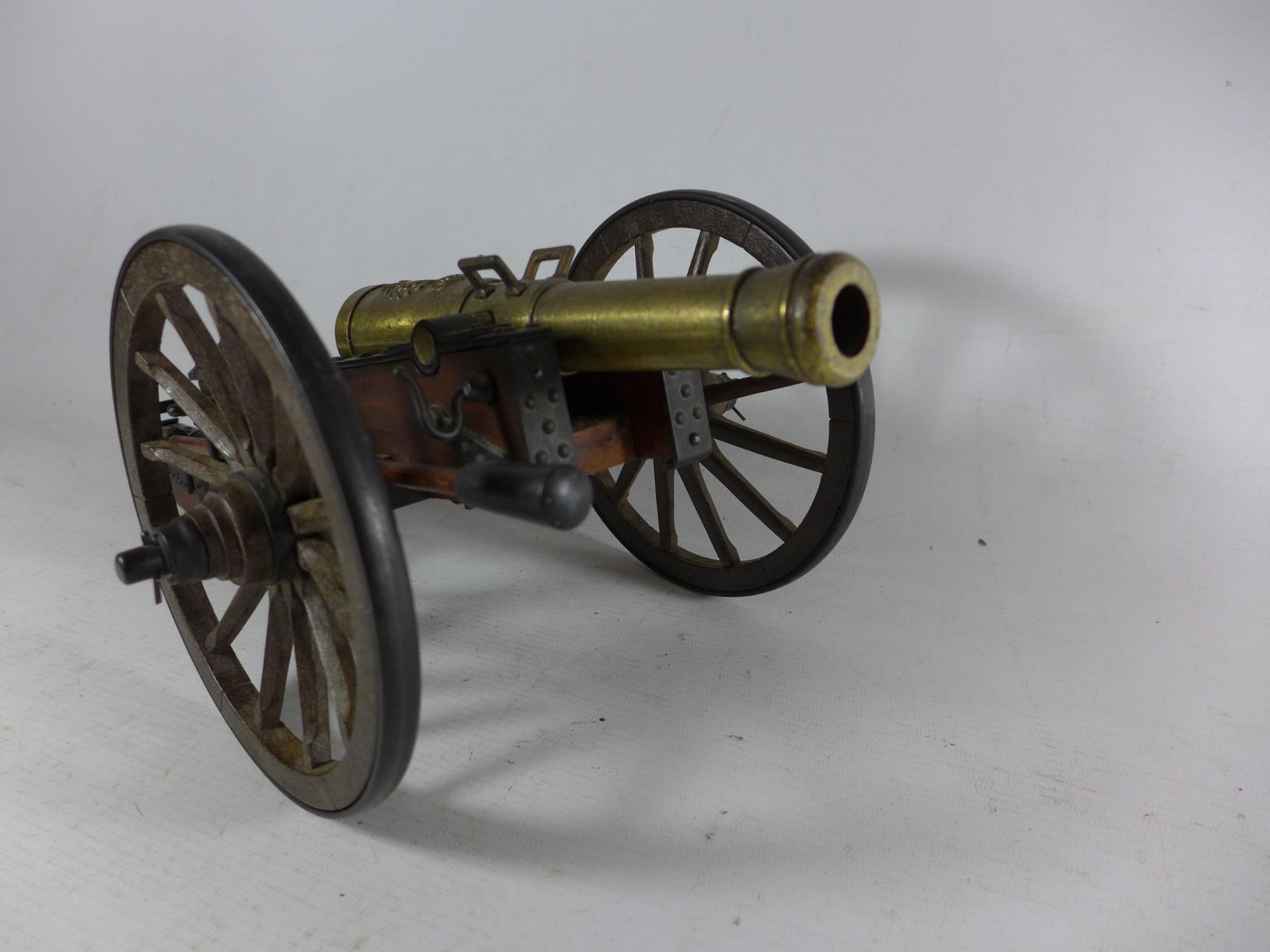 A MODEL OF A NAPOLEONIC WAR CANON, LENGTH 35CM - Image 4 of 4