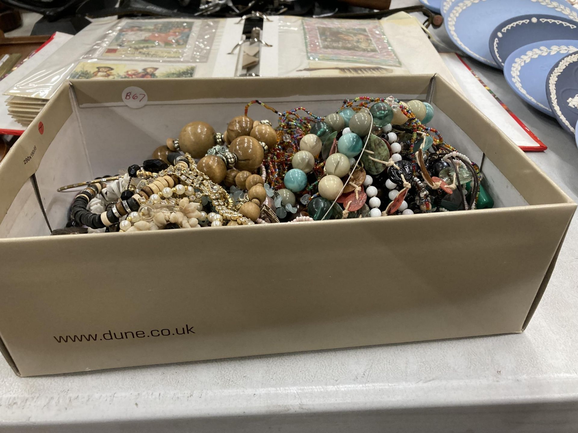 A BOX OF ASSORTED COSTUME JEWELLERY, BEAD NECKLACES ETC - Image 3 of 3