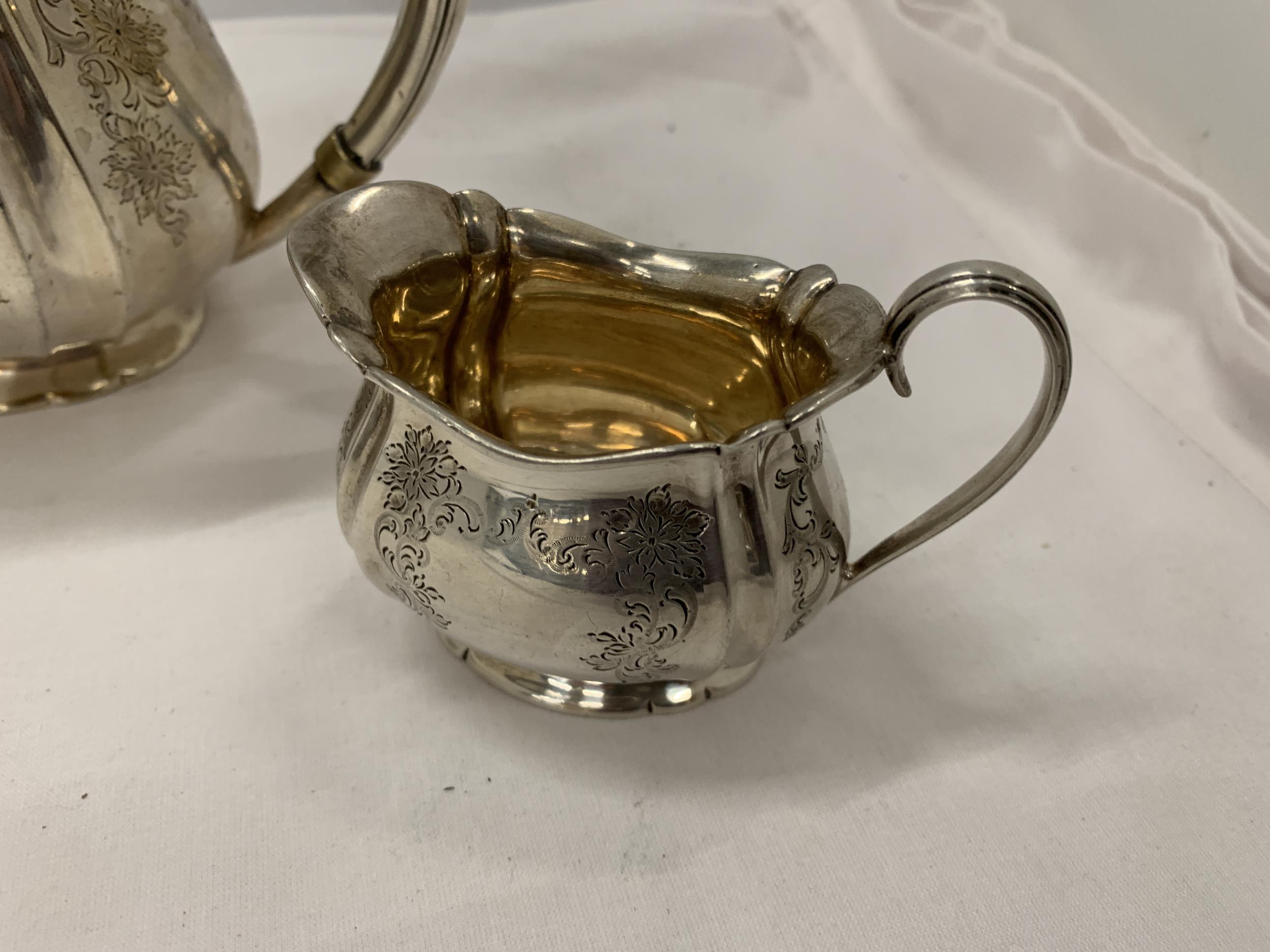 AN EDWARD VII 1907 SILVER HALLMARKED SHEFFIELD THREE PIECE TEA SET, MAKER ATKIN BROTHERS, GROSS - Image 3 of 5