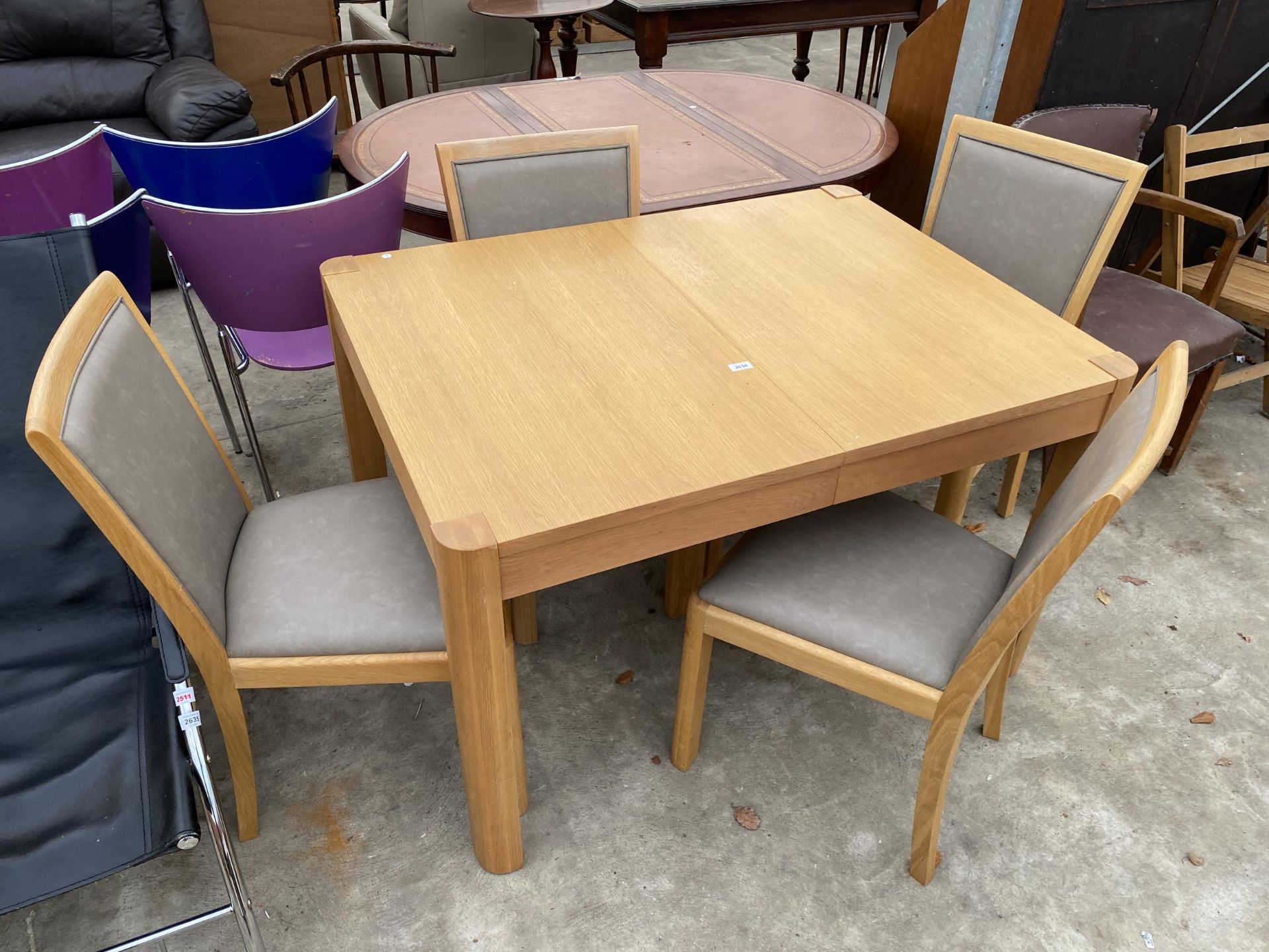 A MODERN OAK 'WINSOR' EXTENDING DINING TABLE, 48 X 36" LEAF 20") AND FOUR MATCHING DINING CHAIRS