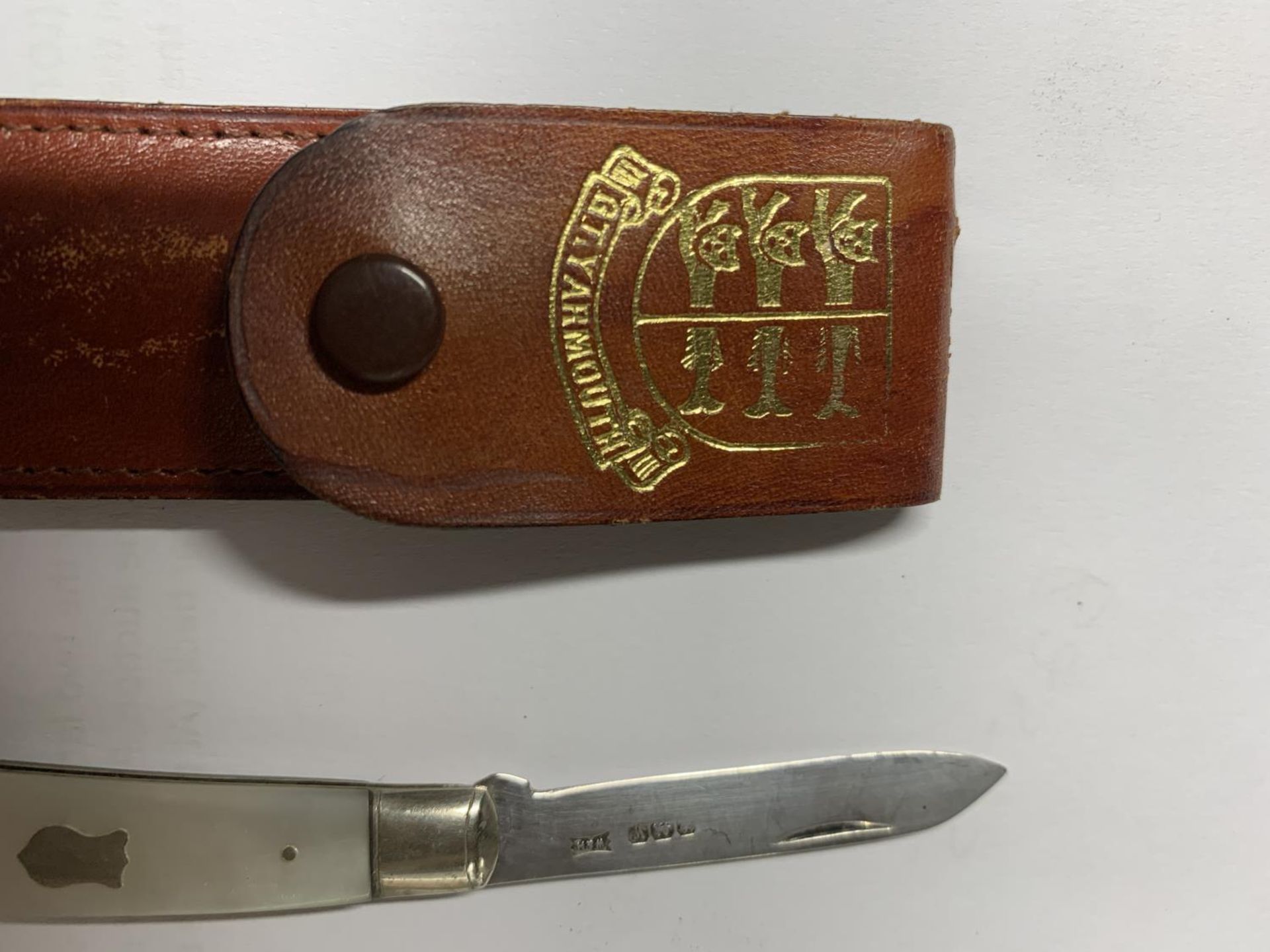 A HALLMARKED SHEFFIELD W & H PEARL PEN KNIFE WITH A G.T YARMOUTH CASE - Image 2 of 3