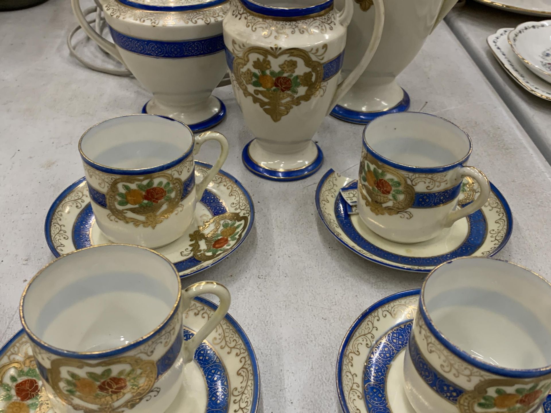 A CHINESE HANDPAINTED COFFEE SET TO INCLUDE A COFFEE POT, SUGAR BOWL, CREAM JUG AND SIX CUPS AND - Bild 3 aus 5