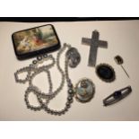 VARIOUS ITEMS TO INCLUDE AN ORNATE CHEROOT CASE, BROOCHES, PENDANTS ETC