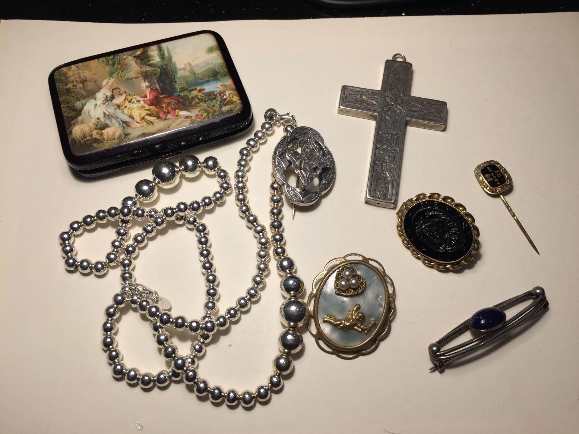 VARIOUS ITEMS TO INCLUDE AN ORNATE CHEROOT CASE, BROOCHES, PENDANTS ETC