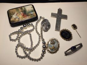 VARIOUS ITEMS TO INCLUDE AN ORNATE CHEROOT CASE, BROOCHES, PENDANTS ETC