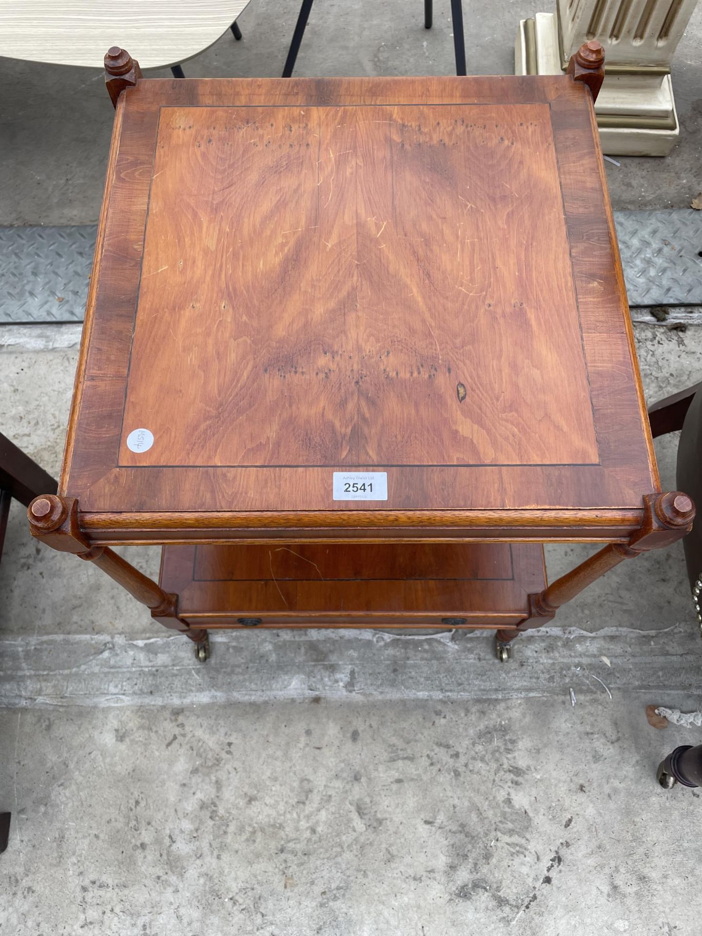 A MODERN YEW WOOD AND CROSSBANDED TWO TIER LAMP TABLE, 18" SQUARE, WITH SINGLE DRAWER - Image 3 of 3