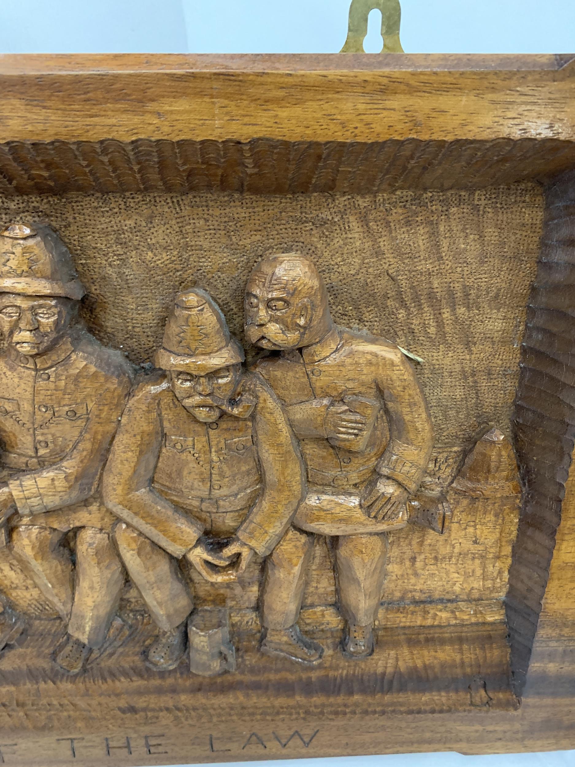 A LARGE CARVED WOODEN 'THE NINE PINTS OF THE LAW' POLICEMAN PLAQUE - Image 5 of 5