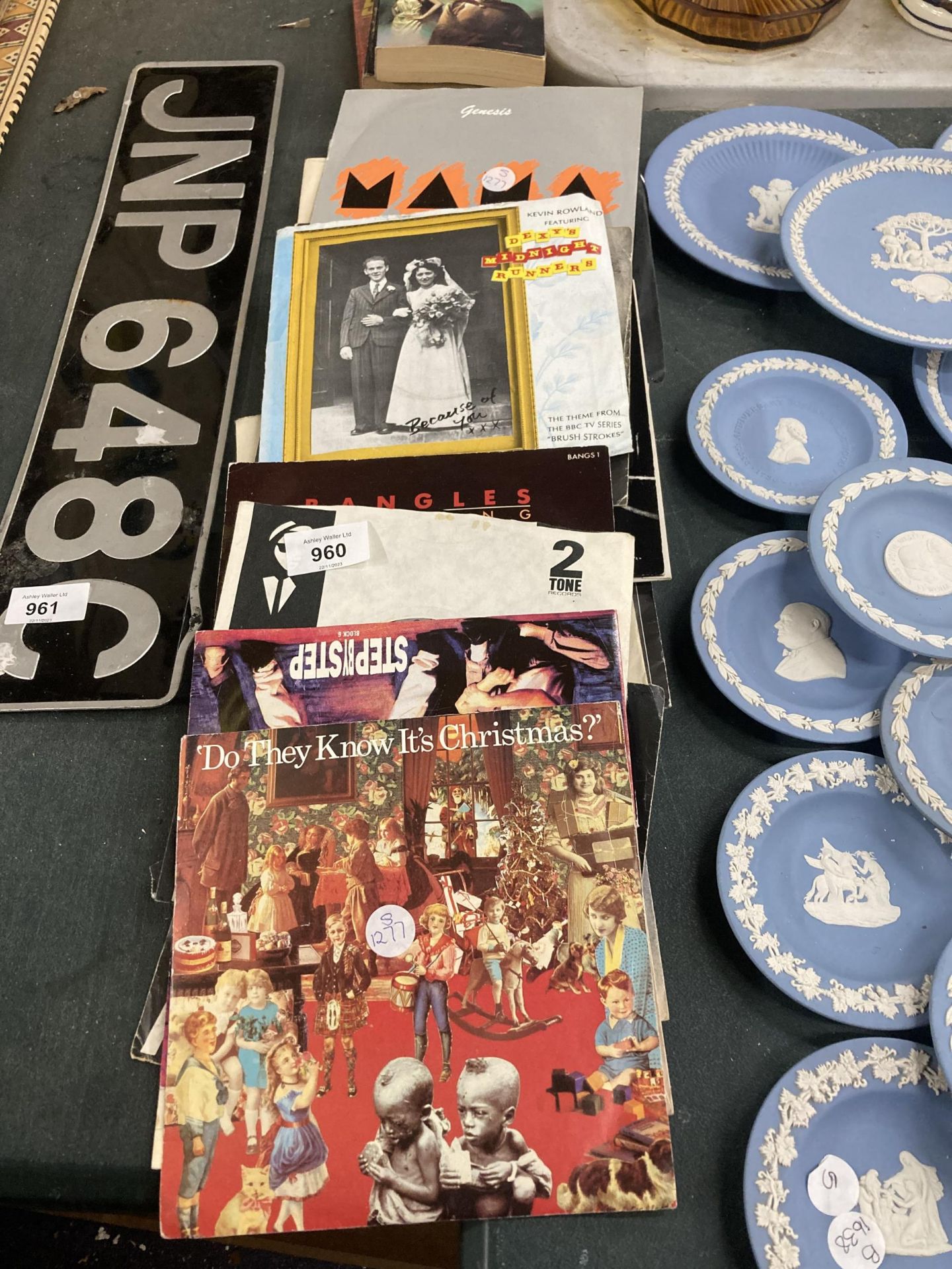 A COLLECTION OF VINYL SINGLE RECORDS TO INCLUDE DEXY'S MIDNIGHT RUNNERS, GENESIS, BAND AID, TOM