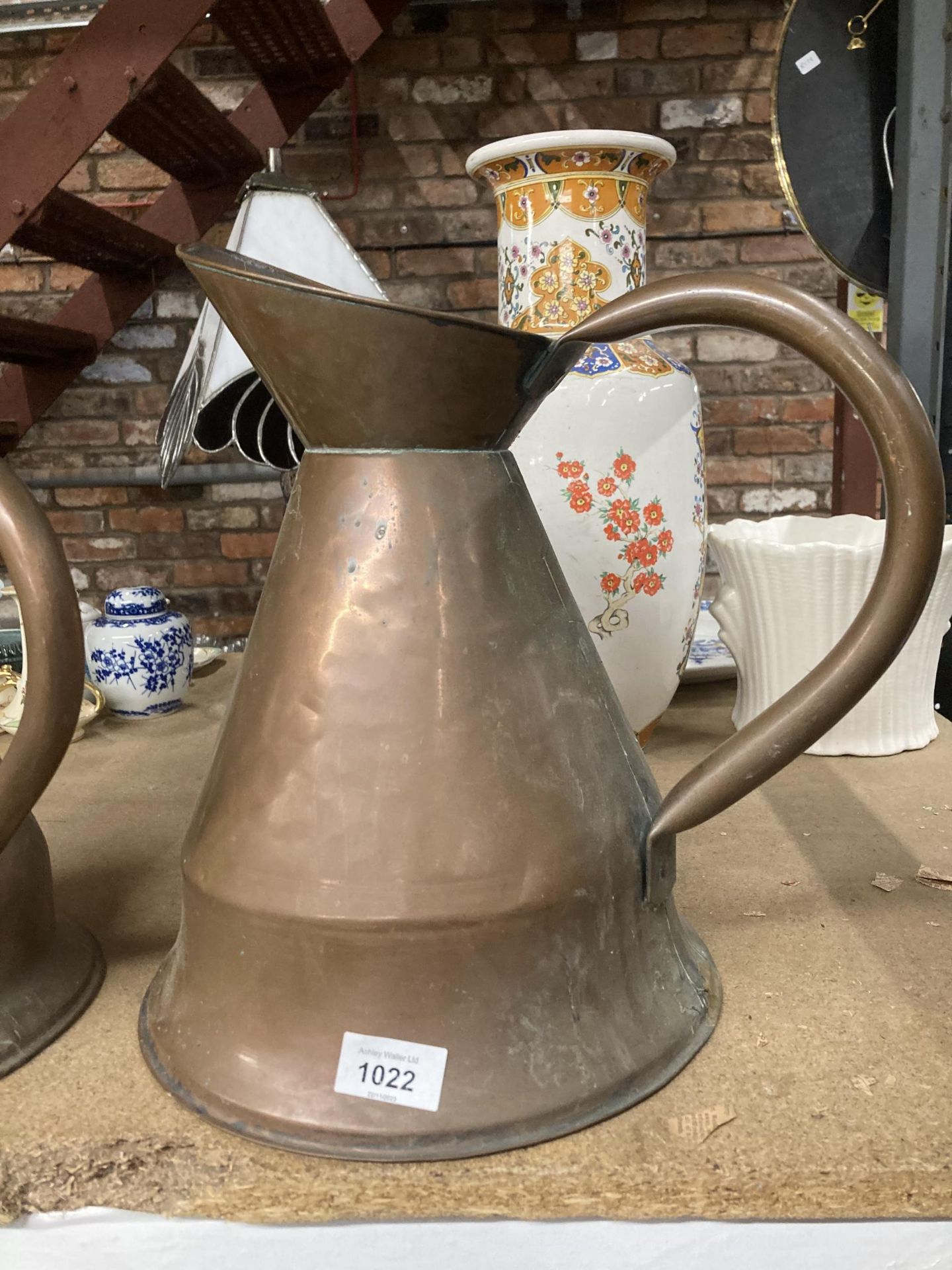 TWO LARGE HAND BEATEN COPPER JUGS - Bild 2 aus 3