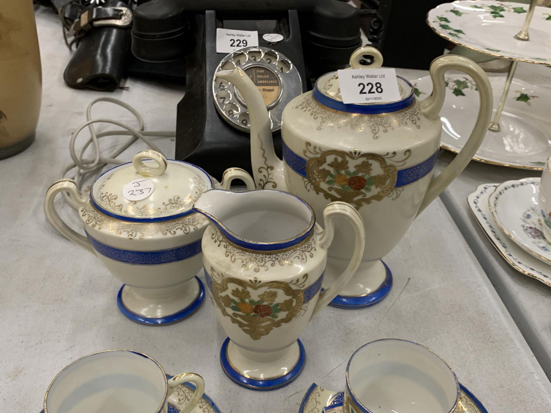 A CHINESE HANDPAINTED COFFEE SET TO INCLUDE A COFFEE POT, SUGAR BOWL, CREAM JUG AND SIX CUPS AND - Image 4 of 5