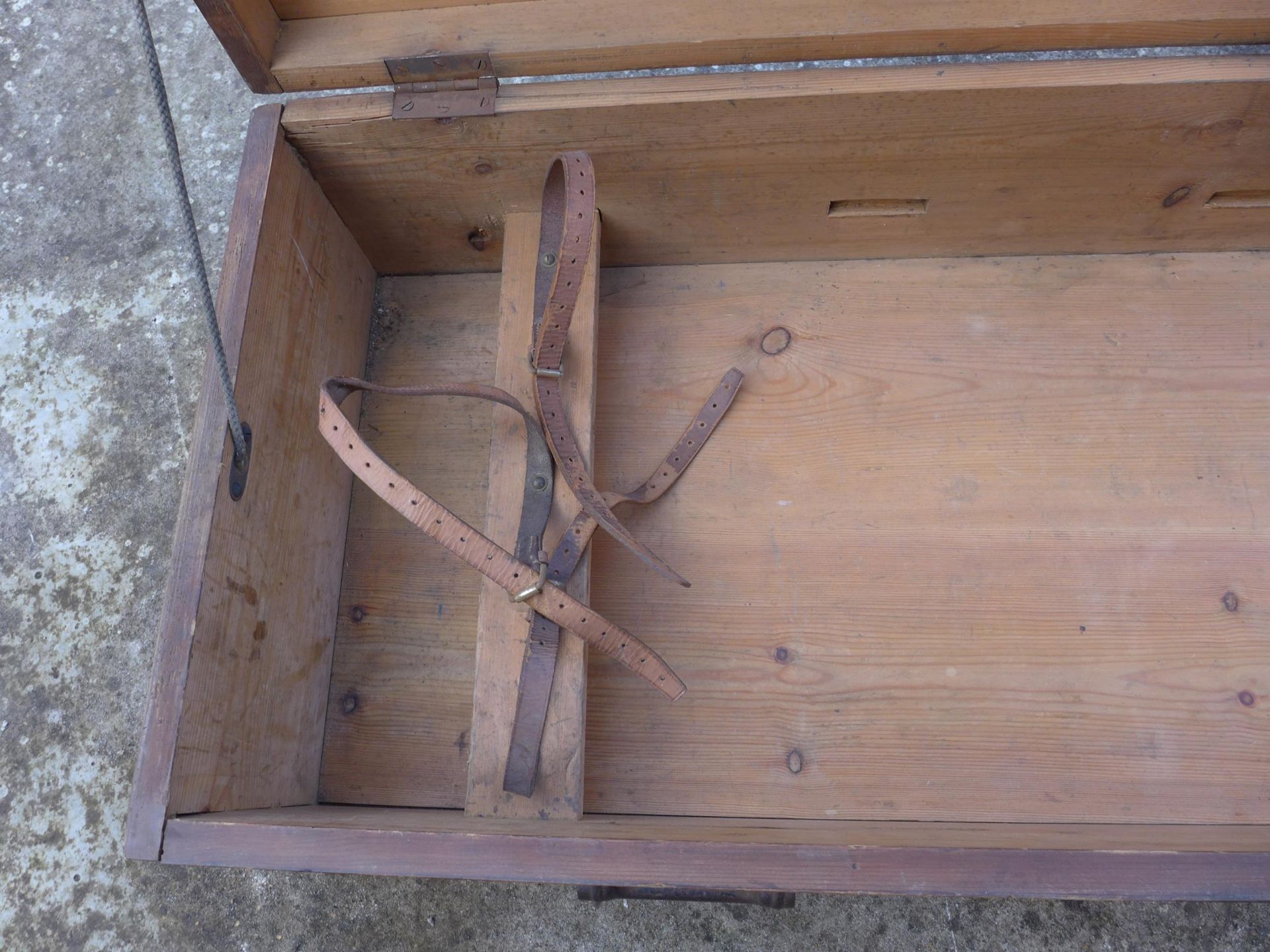 A WOODEN TRANSIT CASE FOR A 1917 BROWNING 30 CALIBRE MACHINE GUN, WITH ORIGINAL LEATHER HOLD DOWN - Bild 3 aus 6