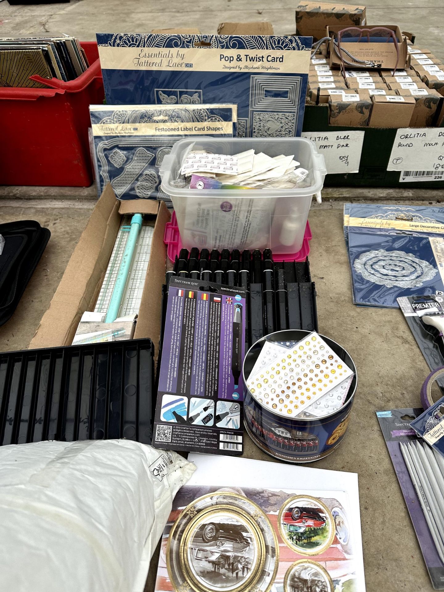 A LARGE ASSORTMENT OF CRAFTING ITEMS TO INCLUDE PENS, STICKERS AND STENCILS ETC - Bild 3 aus 3