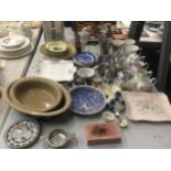 A MIXED LOT OF ITEMS TO INCLUDE STONEWARE BOWLS, CERAMICS, RETRO COCKTAIL SHAKER ETC