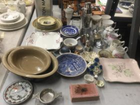 A MIXED LOT OF ITEMS TO INCLUDE STONEWARE BOWLS, CERAMICS, RETRO COCKTAIL SHAKER ETC