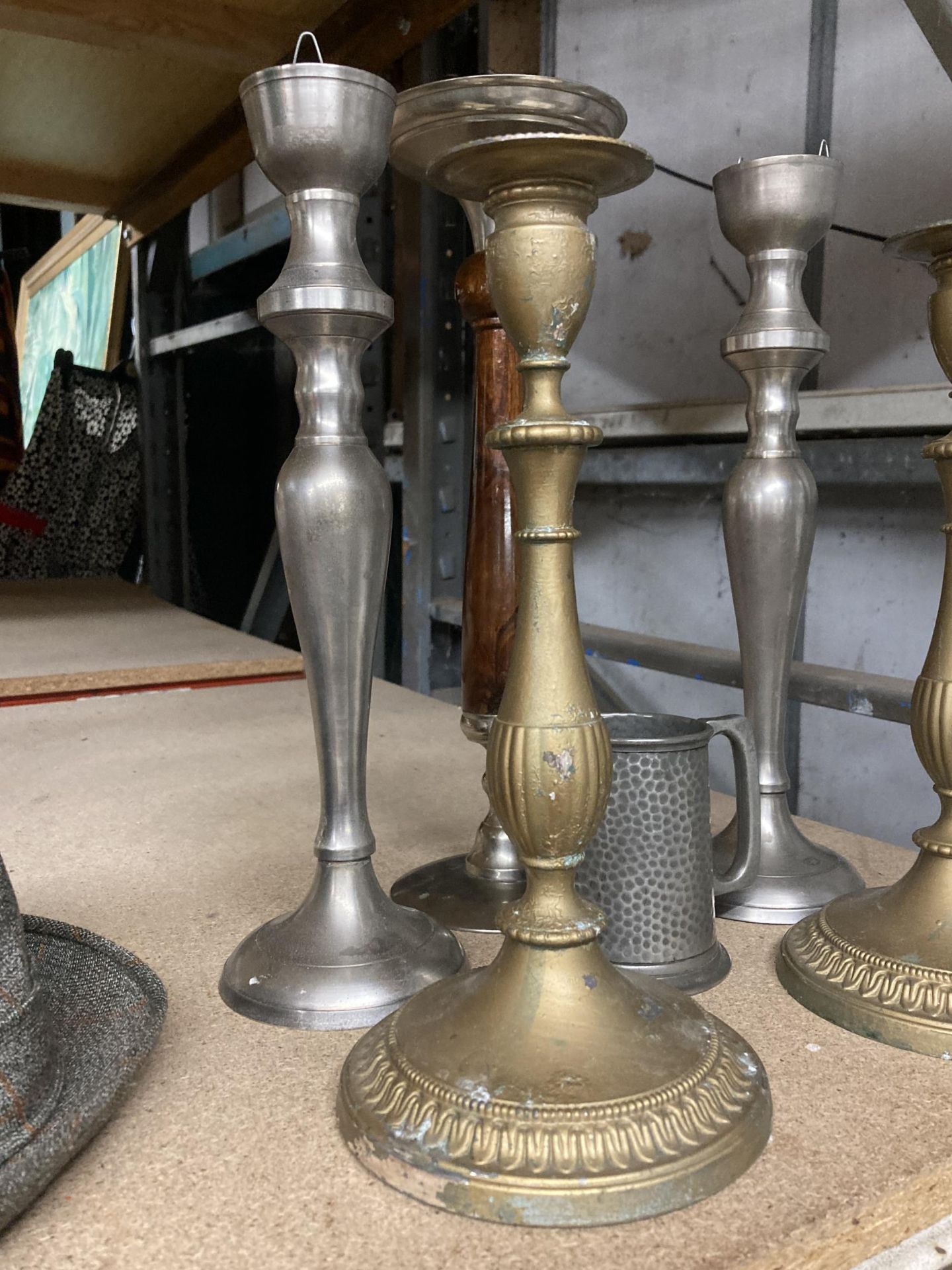 TWO PAIRS OF VINTAGE CANDLESTICKS TO INLUDE CHROME EFFECT EXAMPLES, PEWTER TANKARD AND FURTHER - Image 2 of 4