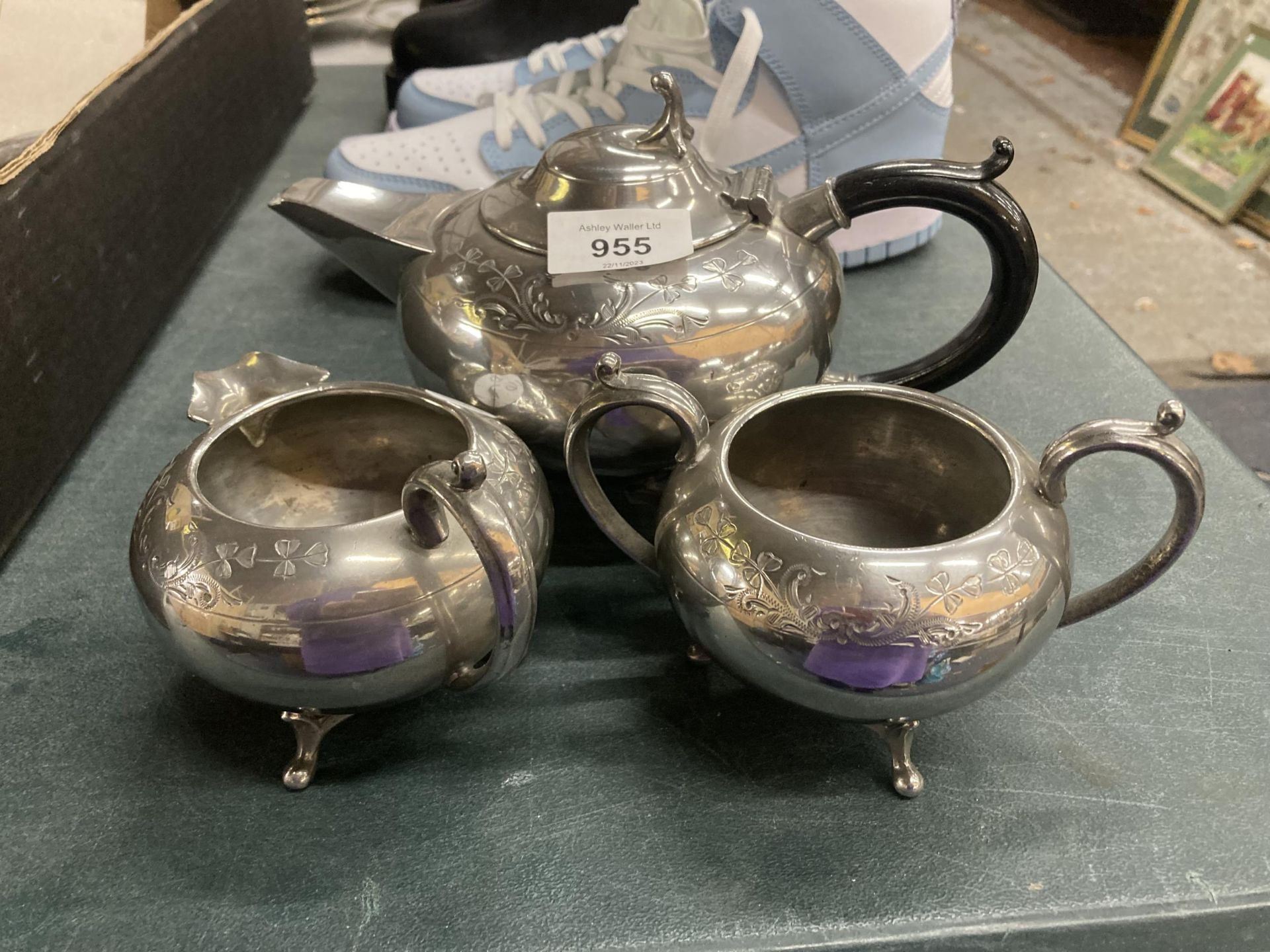 A VINTAGE PEWTER TEASET TO INCLUDE A TEAPOT, CREAM JUG AND SUGAR BOWL