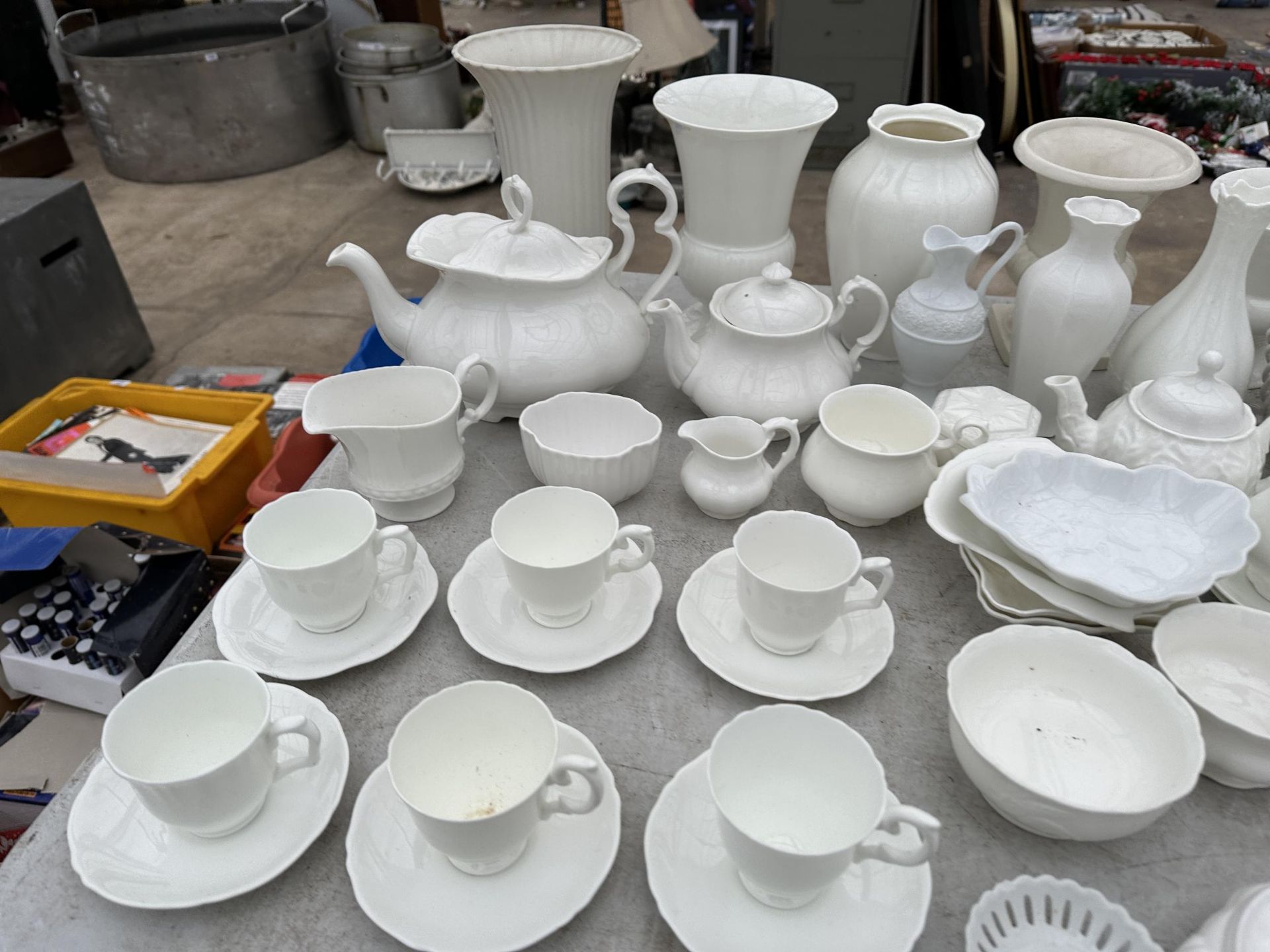 A LARGE QUANTITY OF WHITE CERAMICS TO INCLUDE VASES, PLATES AND BOWLS ETC - Image 4 of 4