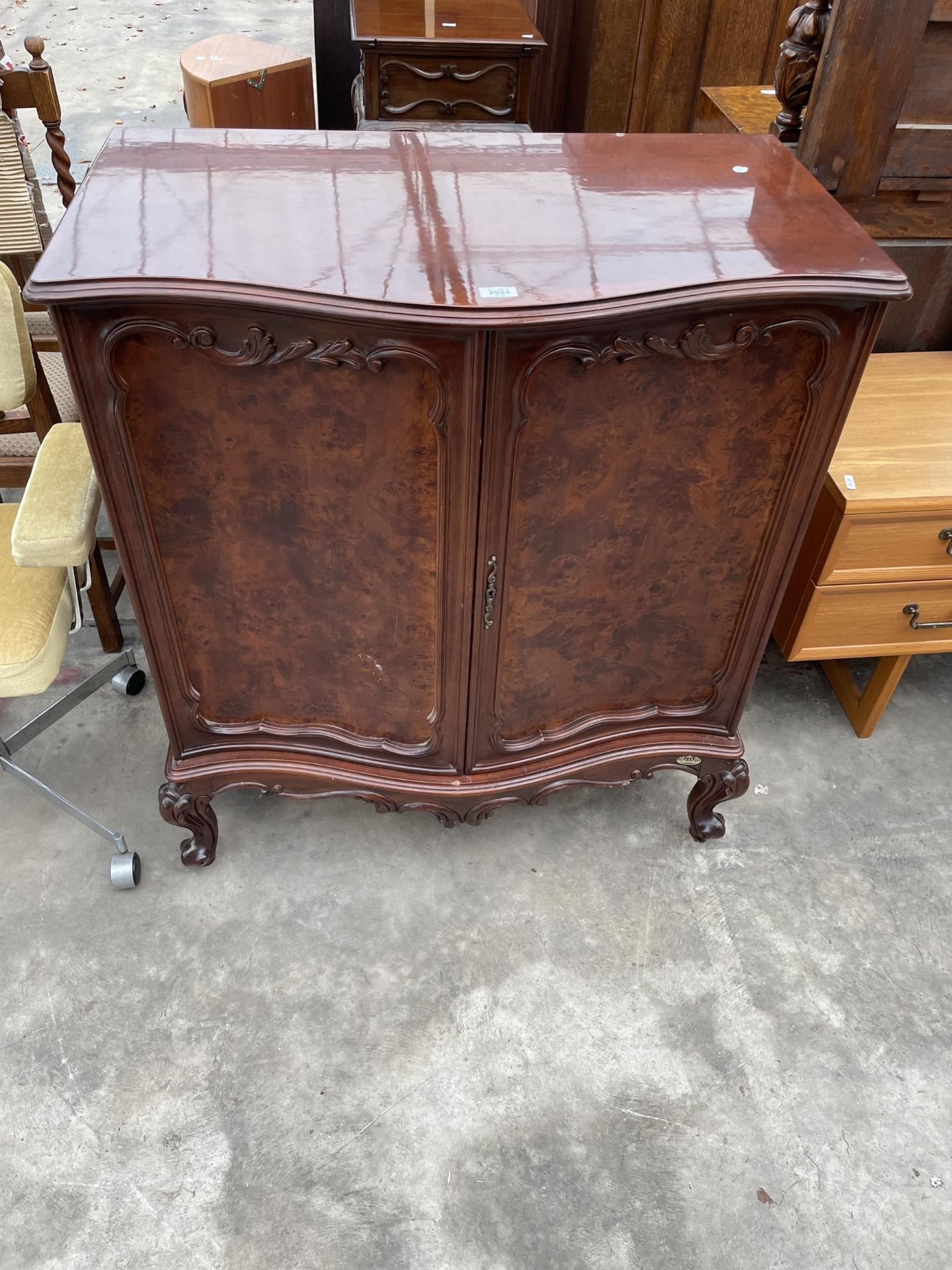 A MODERN MAHOGANY AND WALNUT SERPENTINE FRONTED 'NOVALINEA' TV/VIDEO CABINET, 37.5" WIDE