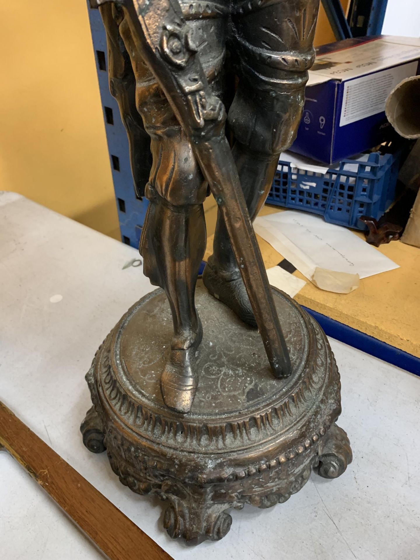 A LARGE BRONZE EFFECT SPELTER FIGURE OF A 16TH CENTURY ITALIAN MUSKETEER ON PEDESTAL, 30" HEIGHT - Bild 3 aus 3