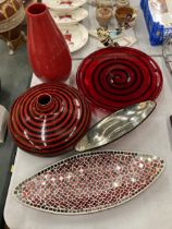 A GROUP OF MODERN DECORATIVE ITEMS, GLASS BOWL, MOSAIC DESIGN BOWL, RED GLASS VASE, SPIRAL VASE ETC