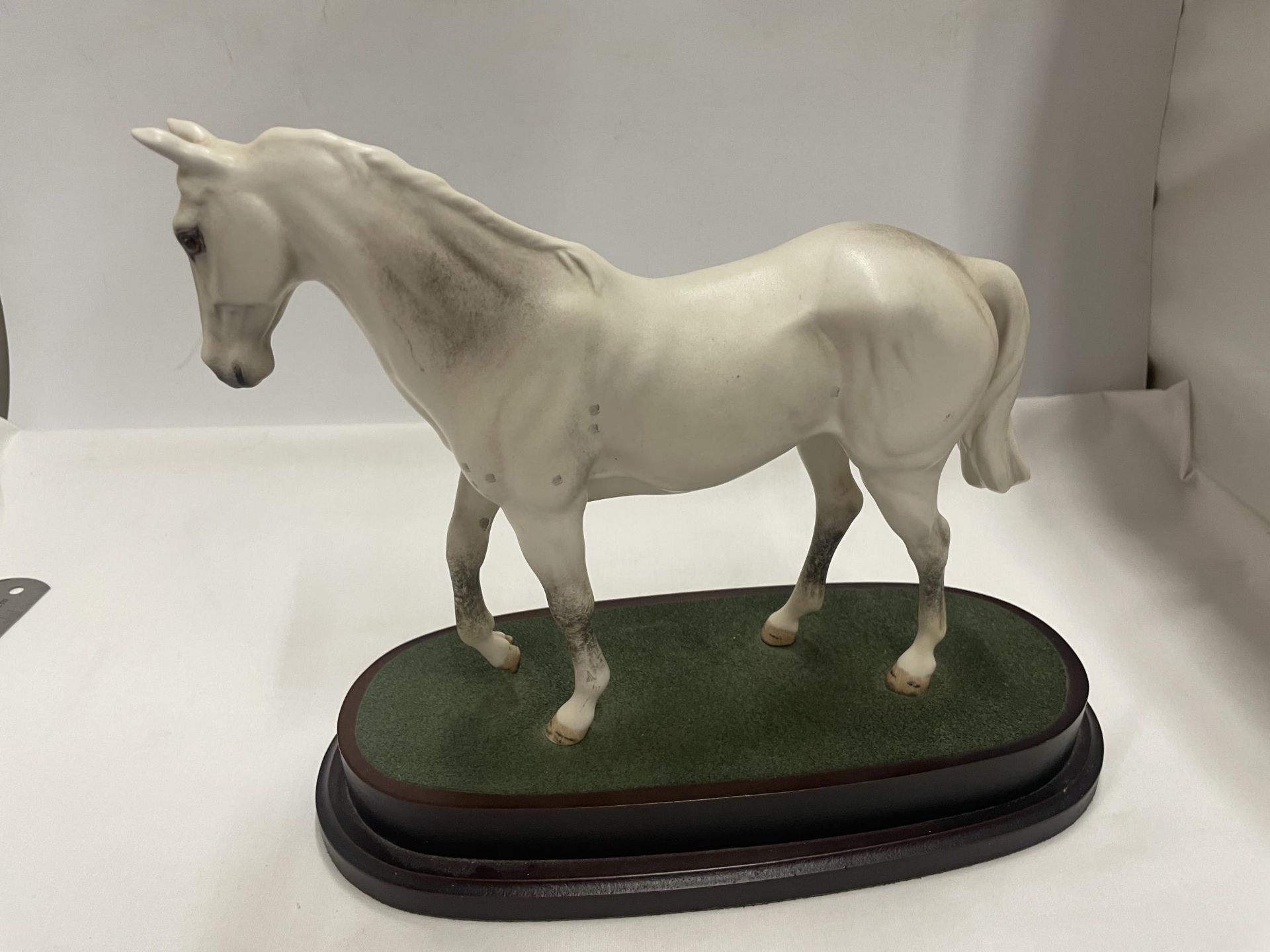 A ROYAL DOULTON DESERT ORCHID FIGURE ON A PLINTH (SECOND) - Image 2 of 3