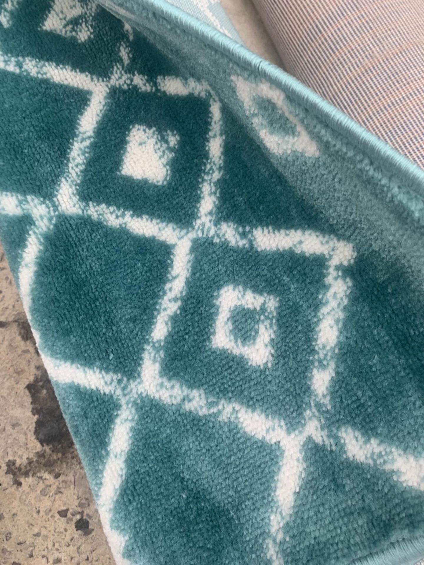 A LARGE GREEN PATTERNED RUG - Image 2 of 2