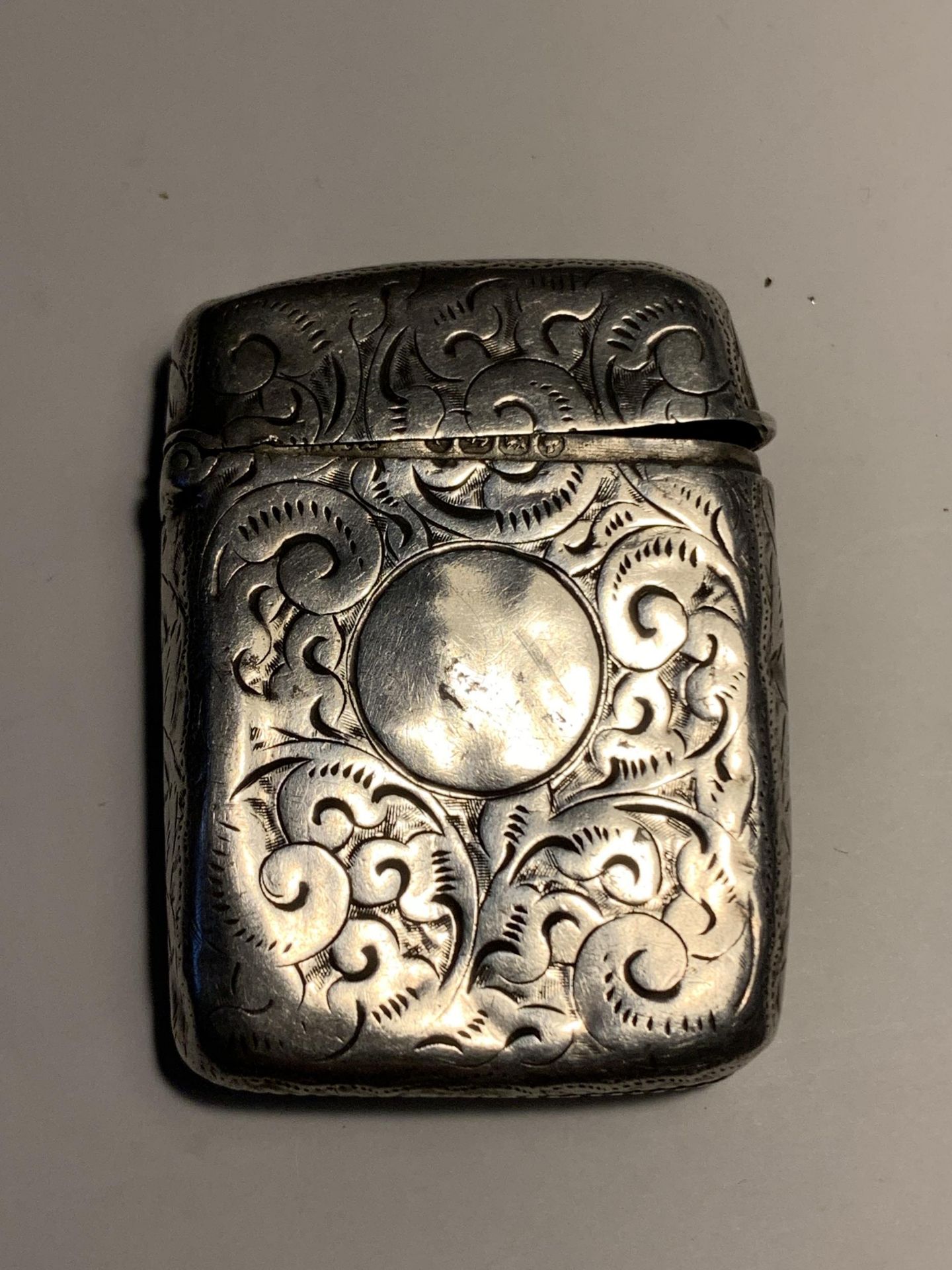 A HALLMARKED BIRMINGHAM SILVER VESTA CASE