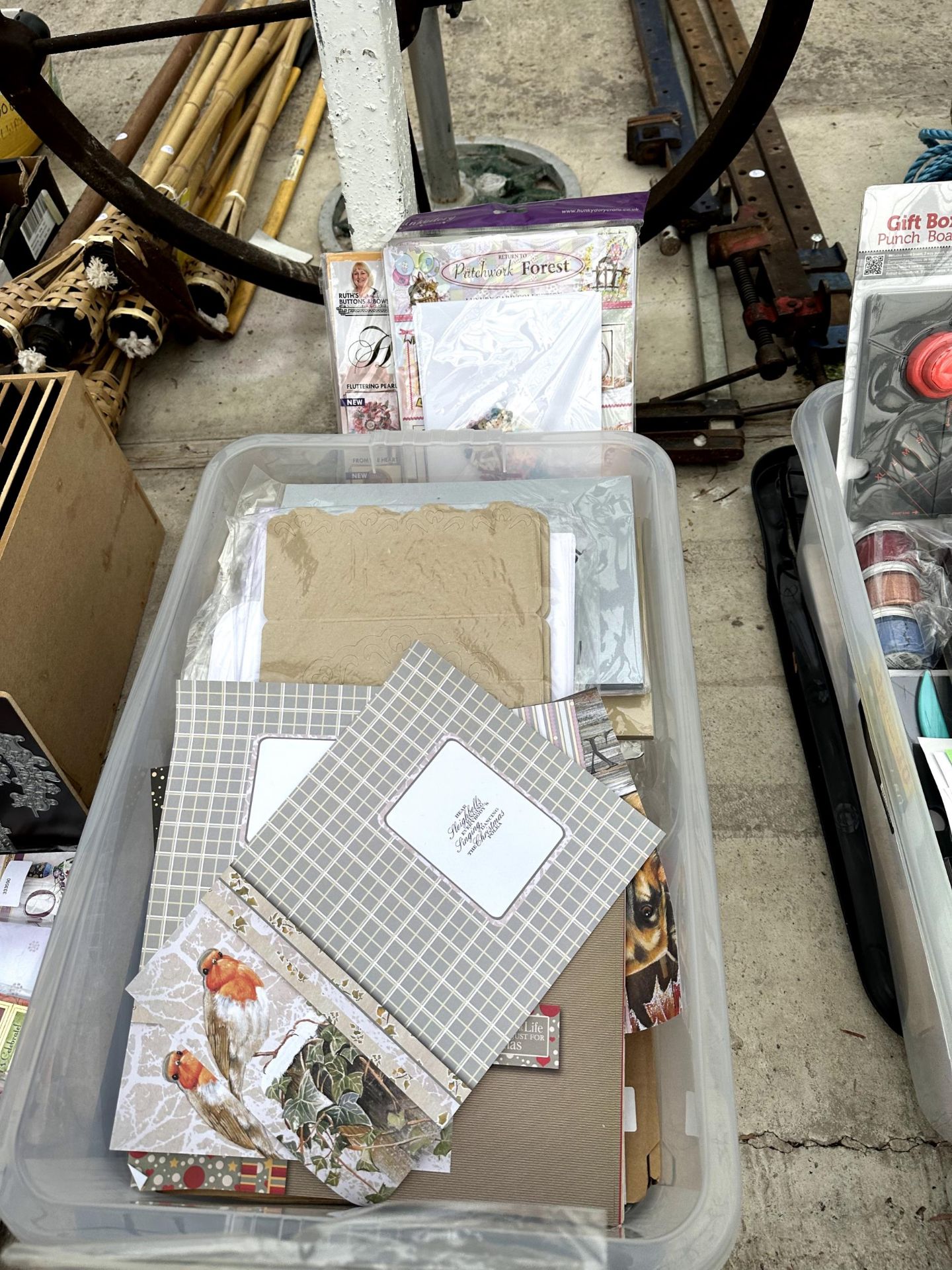 A LARGE ASSORTMENT OF CRAFTING ITEMS TO INCLUDE VARIOUS PAPER AND CARD ETC - Bild 3 aus 3