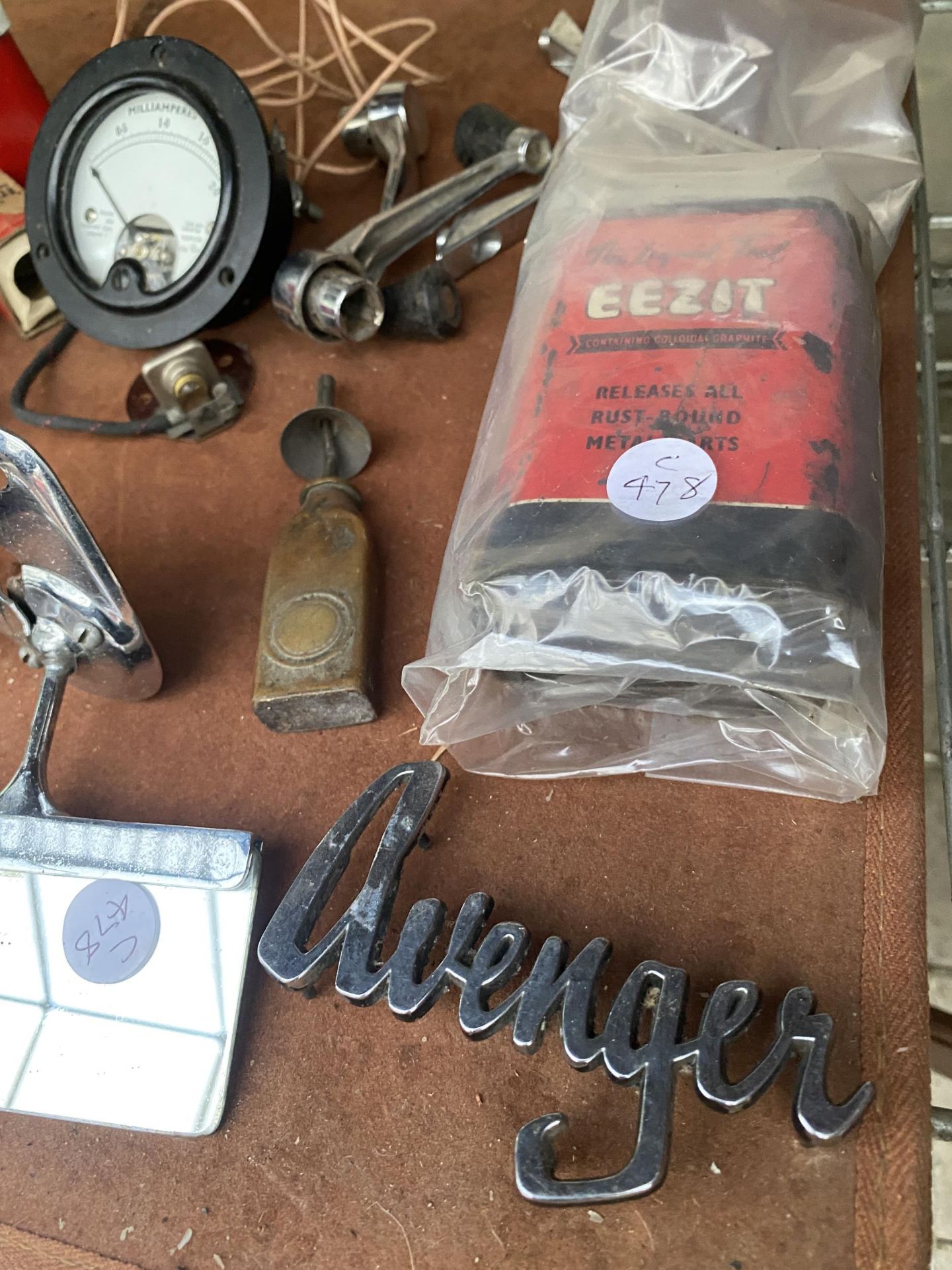 AN ASSORTMENT OF VINTAGE AUTOMOBILE ITEMS TO INCLUDE BADGES, MIRRORS AND CAPS ETC - Image 6 of 6