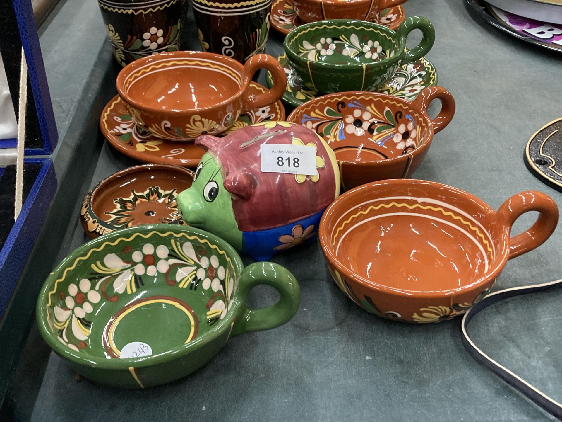 A COLLECTION OF POTTERY DECORATED IN A 'BARGE ART' STYLE TO INCLUDE A PIGGY BANK, PLANTERS, CUPS, - Image 4 of 4