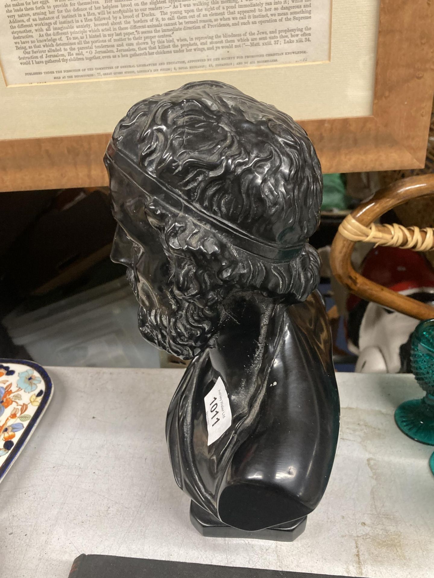 A HEAVY RESIN BUST OF CLASSICAL GREEK POET TITLED - 'HOMERE', HEIGHT 30 CM - Image 2 of 2