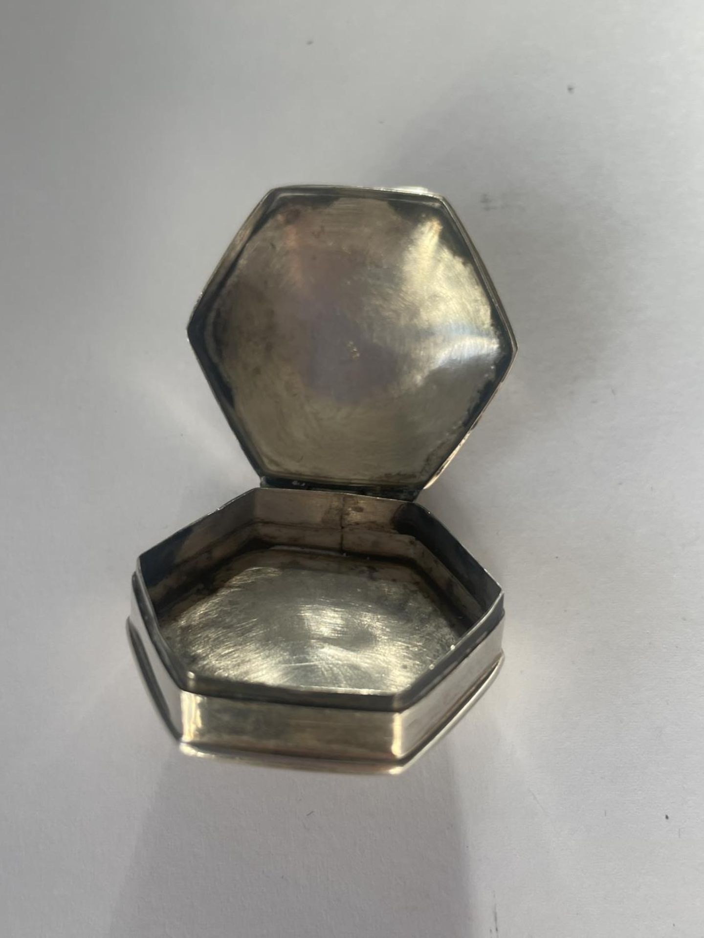 A SILVER PILL BOX - Image 3 of 3