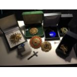 A QUANTITY OF COSTUME JEWELLERY SOME BOXED