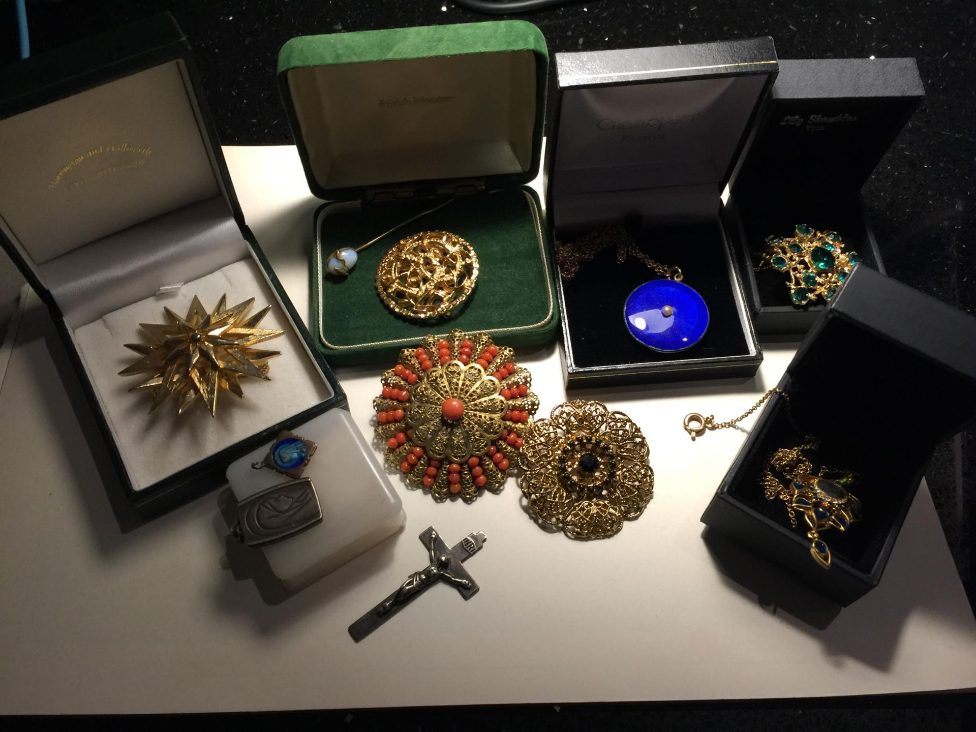 A QUANTITY OF COSTUME JEWELLERY SOME BOXED