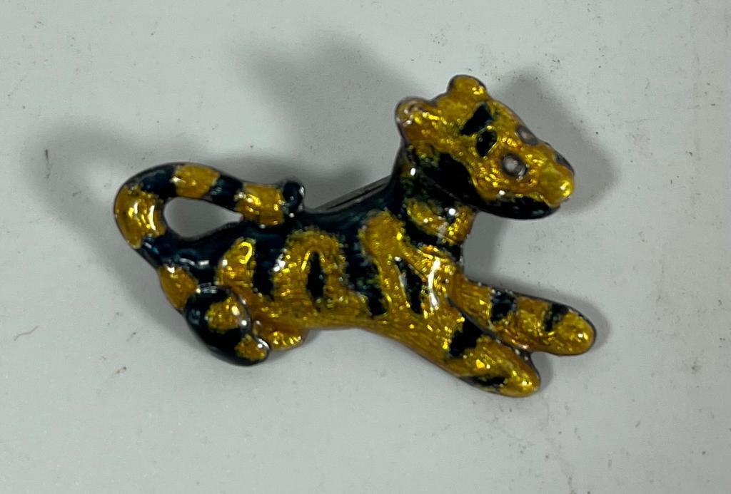 A VINTAGE DISNEY .925 SILVER AND ENAMEL TIGER BROOCH, LENGTH 3 CM, SIGNED AND STAMPED - Image 2 of 4