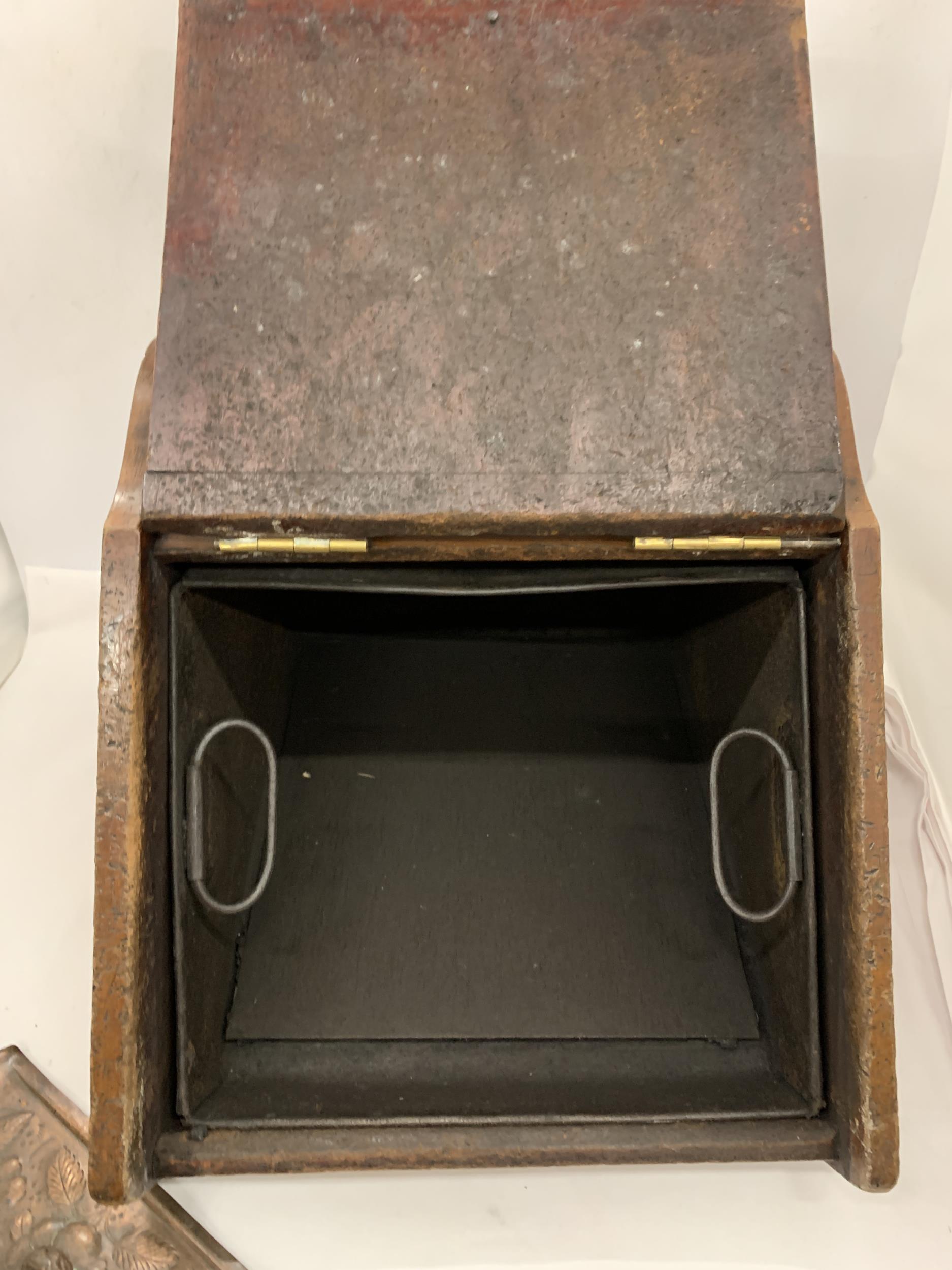 A VINTAGE OAK COAL BOX WITH BRASS FITTINGS AND HANDLE WITH CARVED FLORAL DESIGN, WITH ORIGINAL - Image 4 of 5