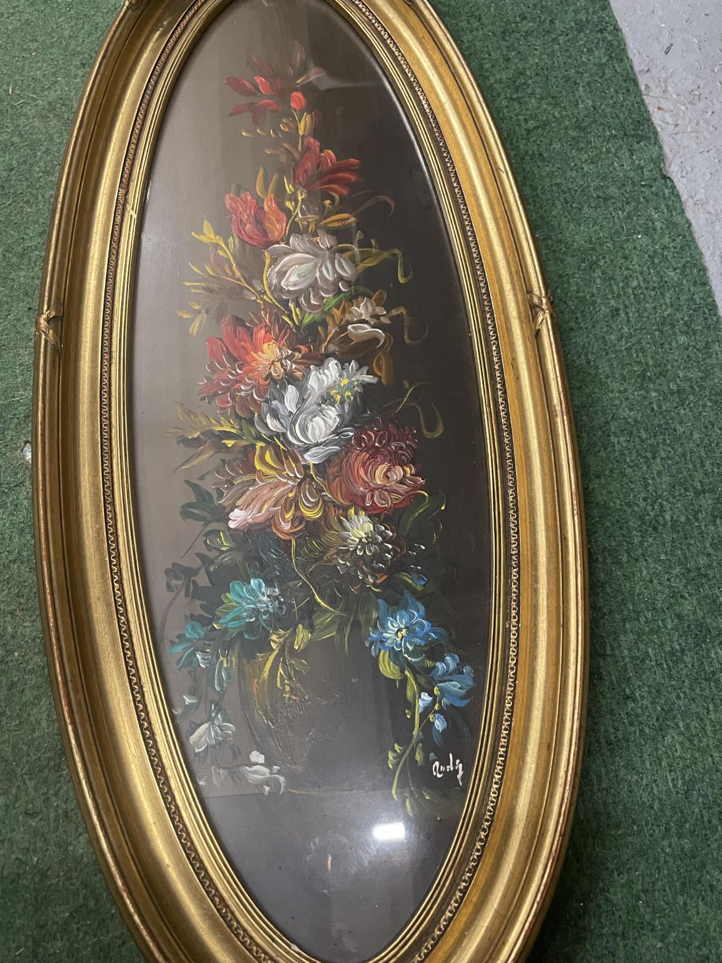 A GILT FRAMED OIL ON CANVAS STILL LIFE PAINTING, INDISTINCTLY SIGNED - Bild 2 aus 3