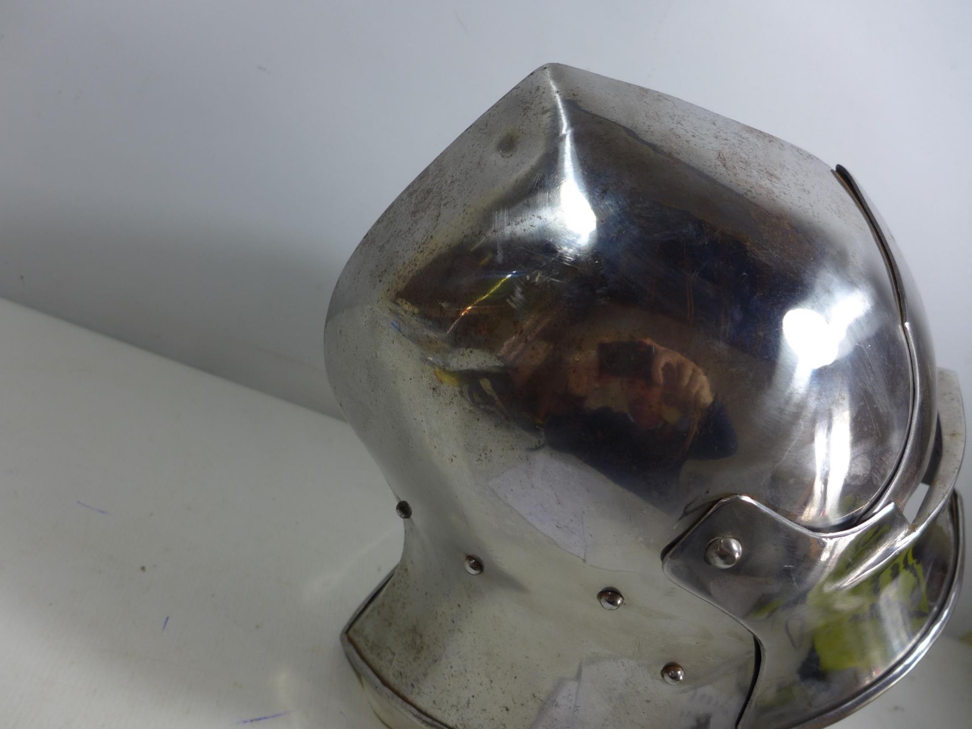 A GOOD QUALITY REPLICA MEDIEVAL SALLET HELMET WITH LIFT UP VISOR AND LEATHER LINING, ARMOURERS MARK - Image 2 of 8